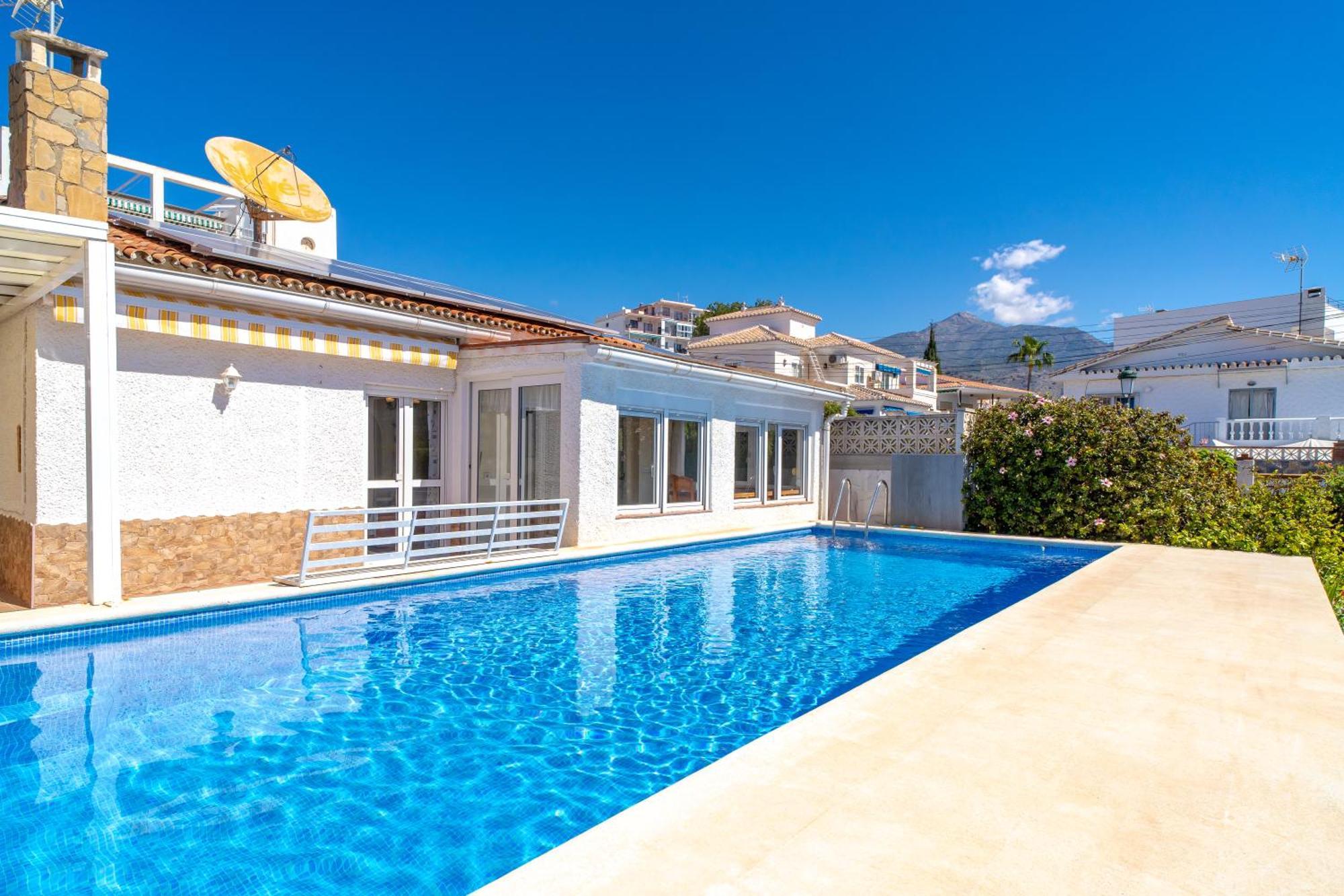 Villa Sevilla Casasol เนร์คา ภายนอก รูปภาพ
